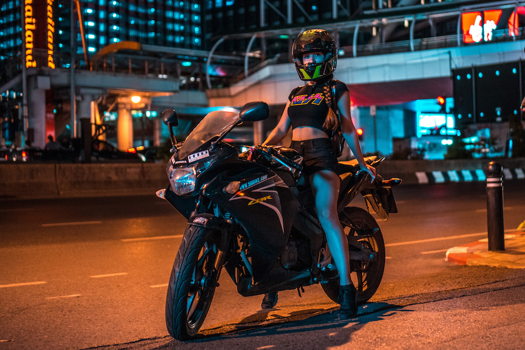Фотограф в Таиланде Девушка и Мотоцикл